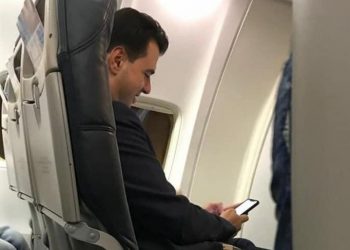 FOTO LAJM/ Lulzim Basha në avion sëbashku me Edmond Begon në të njënjtën karrige