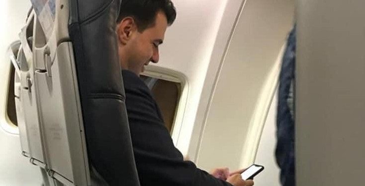 FOTO LAJM/ Lulzim Basha në avion sëbashku me Edmond Begon në të njënjtën karrige