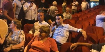 Basha luan teatër në teatër… me rojet e teatrit që e ndjekin: Kurrë s’është vonë të kërkojmë ndjesë për mëkatet ?!