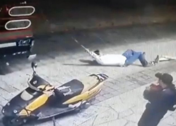 Kryebashkiaku tërhiqet zvarrë nëpër rrugë se nuk plotësoi premtimet e fushatës