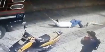 Kryebashkiaku tërhiqet zvarrë nëpër rrugë se nuk plotësoi premtimet e fushatës