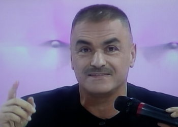 Arjan Çani “filozofon” nga historia e ish-ambasadorit të njohur: Imagjino se si sillet ky departament me një “fshat” të vogël si Shqipëria!
