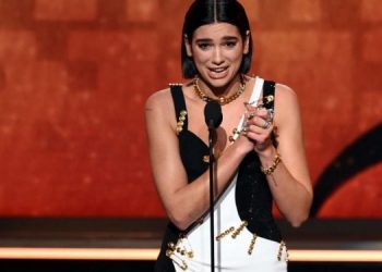 Sensuale, joshëse, Dua Lipa ndez “Sanremon”. Mjaftoi një këngë për të elektrizuar sallën