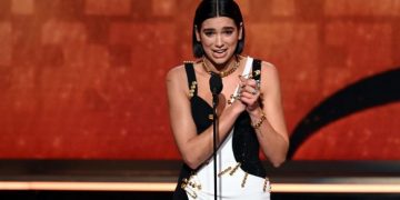 Sensuale, joshëse, Dua Lipa ndez “Sanremon”. Mjaftoi një këngë për të elektrizuar sallën