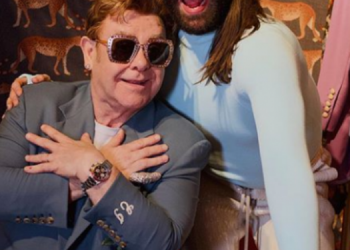 E papritur! Nata e çmimeve Oskar, Elton John bën shqiponjën dykrenore. Ja me kë gjendet ai në dhomë