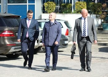 “Truku” që po përdor Meta për të “ndjellur” në shesh turmën e militantëve