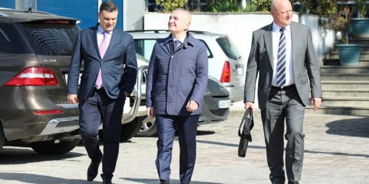 “Truku” që po përdor Meta për të “ndjellur” në shesh turmën e militantëve