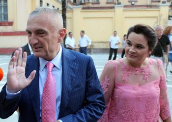 Meta bëhet qesharak me dashurinë për…Kushtetutën! “Për Monikën më ka humbur interesi, më gënjeu me Vasilin! Interesi im është vetëm…