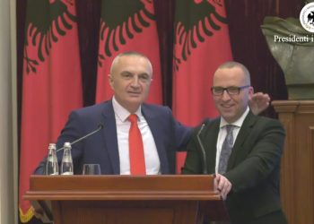 “Betohu që po thua të vërtetën!” Këshilltari s’i bindet Metës, ai bënë kllounin i hedh dorën në qafë: Tamam nga Vlora e the