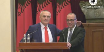 “Betohu që po thua të vërtetën!” Këshilltari s’i bindet Metës, ai bënë kllounin i hedh dorën në qafë: Tamam nga Vlora e the