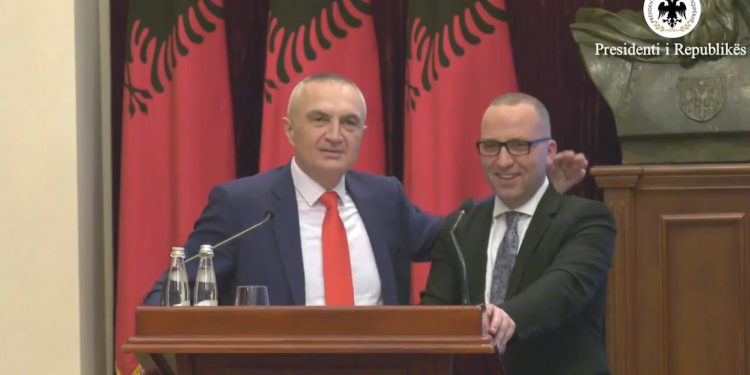 “Betohu që po thua të vërtetën!” Këshilltari s’i bindet Metës, ai bënë kllounin i hedh dorën në qafë: Tamam nga Vlora e the