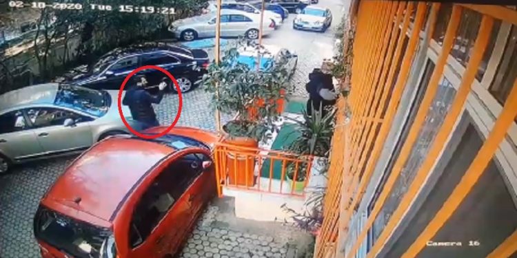 VIDEO/ E ndjekin tek shkolla e fëmijëve dhe e filmojnë, Juristi i CEZ denoncon rastin: Me mua s’do e keni të lehtë