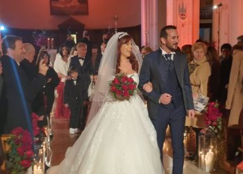 Keti Bazhdari i jep fund beqarisë! Ish- kandidatja e PS në Shkodër vendos kurorë në Kishën Françeskane