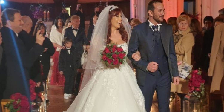 Keti Bazhdari i jep fund beqarisë! Ish- kandidatja e PS në Shkodër vendos kurorë në Kishën Françeskane