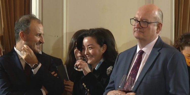 “Ata që vijnë nga Amerika, ndihen si Papa kur shkon në Argjentinë”! Yuri Kim s’mban të qeshurat me batutat e Ramës: U shkëlqejnë sytë ambasadorëve, s’jemi dhe aq keq!