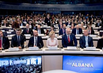 Do të zëvendësohet flamuri britanik me atë shqiptar? Ja si përgjigjet presidentja Von der Leyen