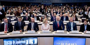 Do të zëvendësohet flamuri britanik me atë shqiptar? Ja si përgjigjet presidentja Von der Leyen