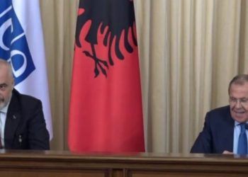 Rama korigjon përkthyesin rus dhe shkakton të qeshura në sallë: S’ka pasur telefonatë që nga koha e Stalinit, nuk mendoj që Rusia është armik