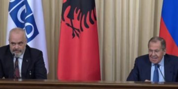 Rama korigjon përkthyesin rus dhe shkakton të qeshura në sallë: S’ka pasur telefonatë që nga koha e Stalinit, nuk mendoj që Rusia është armik