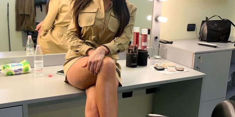 Nuk kemi futboll por ama kemi…shalë! Gara e çmendur në TV-të shqiptare me moderatoret e sportit “kuklla” (Foto)