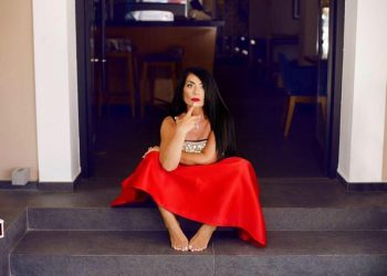 Lindita Theodori shpërthen në lot gjatë emisionit, merr surprizën emocionuese nga i biri