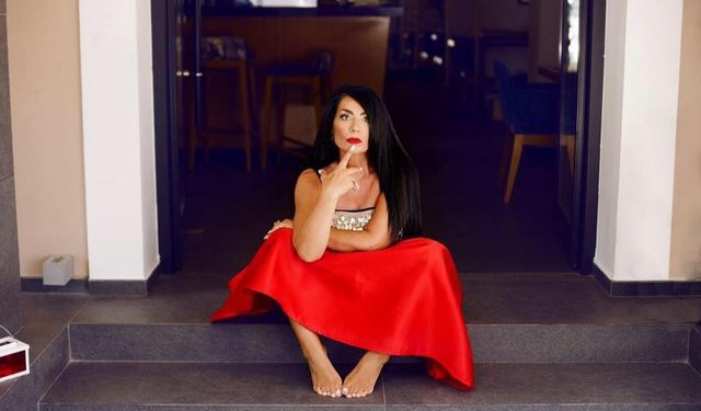 Lindita Theodori shpërthen në lot gjatë emisionit, merr surprizën emocionuese nga i biri