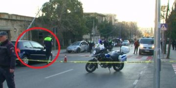 Horror në Tiranë: Makina tenton të përplasë një nënë me fëmijën, kalimtari i del para për t’i shpëtuar