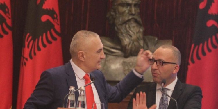 Frrok Çupi, sherr me këshilltarin e Ilir Metës: Servil, të kanë akuzuar për hajdut. Ke bërë dhe burg