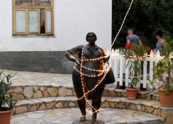 Violeta Manushi, tipografja që u shndërrua në ikonë e artit skenik shqiptar