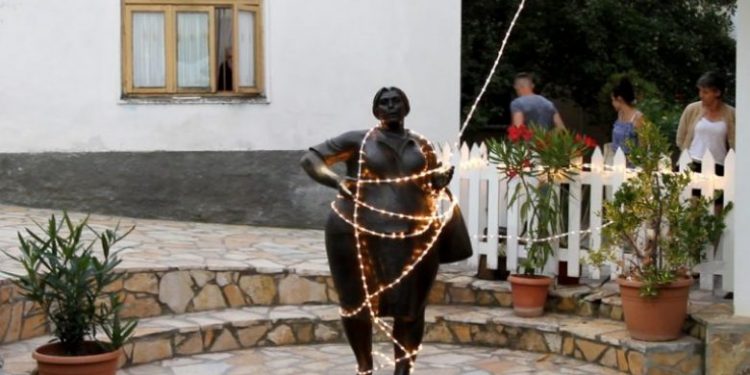 Violeta Manushi, tipografja që u shndërrua në ikonë e artit skenik shqiptar