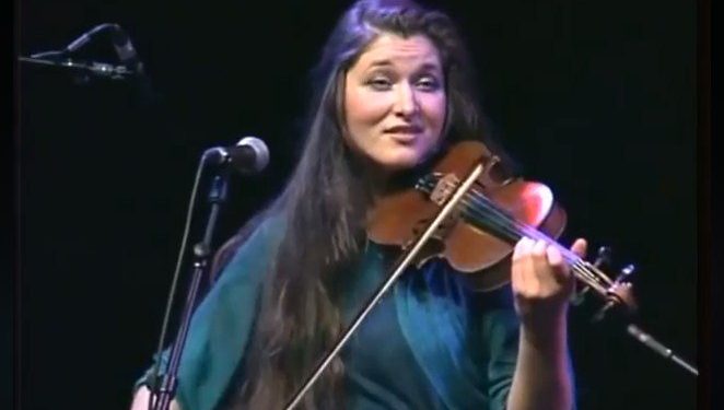 “Nën një portokalle moj” ‘çmend’ Gjermaninë, videoja që po bëhet virale në rrjet