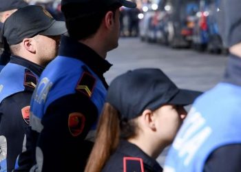 “Triller e,rotik” në Tiranë: Policja i dërgon foto të nxehta kolegut. Gruaja kap mat burrin dhe e kallëzon
