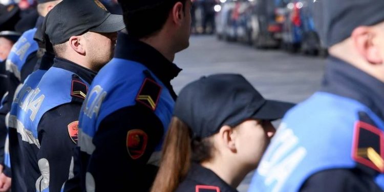 “Triller e,rotik” në Tiranë: Policja i dërgon foto të nxehta kolegut. Gruaja kap mat burrin dhe e kallëzon