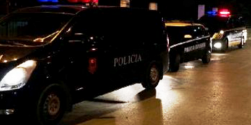 Ndodh në Fier: Polici i dehur mësyn me makinë në oborrin e një banese, qëllon të zotin e shtëpisë