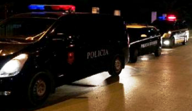 Ndodh në Fier: Polici i dehur mësyn me makinë në oborrin e një banese, qëllon të zotin e shtëpisë