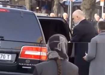 Arrestimi i Gjutës pranë selisë së PS: Rama erdhi në seli me “Benz” dhe iku me ‘Lincoln’ të blinduar (Video)