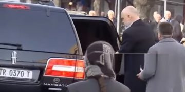 Arrestimi i Gjutës pranë selisë së PS: Rama erdhi në seli me “Benz” dhe iku me ‘Lincoln’ të blinduar (Video)