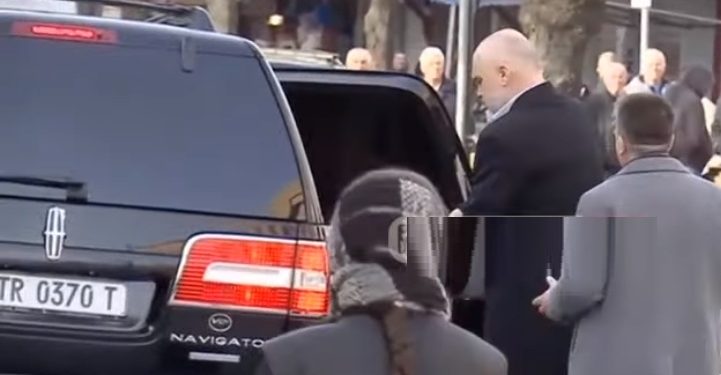 Arrestimi i Gjutës pranë selisë së PS: Rama erdhi në seli me “Benz” dhe iku me ‘Lincoln’ të blinduar (Video)