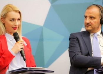 Fotot në plazh të Sorekës me bionden e jetës së ambasadorit që ngatërruan lehsit e Metës të  “armatosur me videon bombë” (Foto)