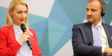 Fotot në plazh të Sorekës me bionden e jetës së ambasadorit që ngatërruan lehsit e Metës të  “armatosur me videon bombë” (Foto)