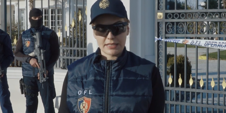 Beteja me vajzat e policisë