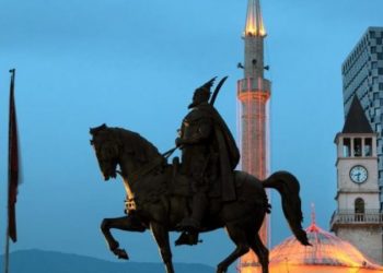 Tira(o)na në sytë e një jabanxhiu