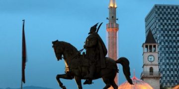 Tira(o)na në sytë e një jabanxhiu