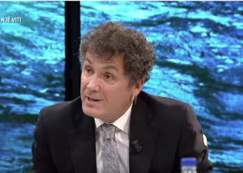 Plas sherri… Je absolutisht jashtë”! Deputetja e PS përplaset me analistin e njohur: Mos thoni gjëra jo korrekte!