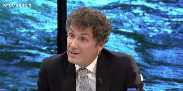 Plas sherri… Je absolutisht jashtë”! Deputetja e PS përplaset me analistin e njohur: Mos thoni gjëra jo korrekte!