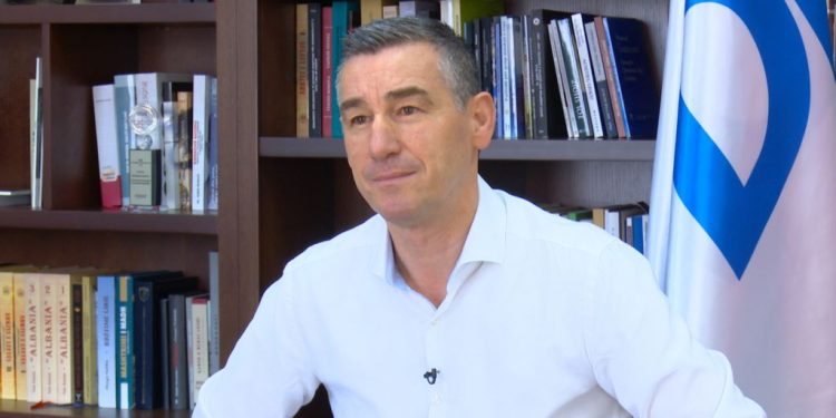 Hoqi taksën ndaj Serbisë, reagon Kadri Veseli: Kosova rrezikohet me Albin Kurtin kryeministër