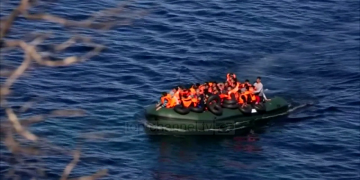 “Mur” në det për emigrantët/ Propozimi i qeverisë greke, opozita e Tsipras ironizon