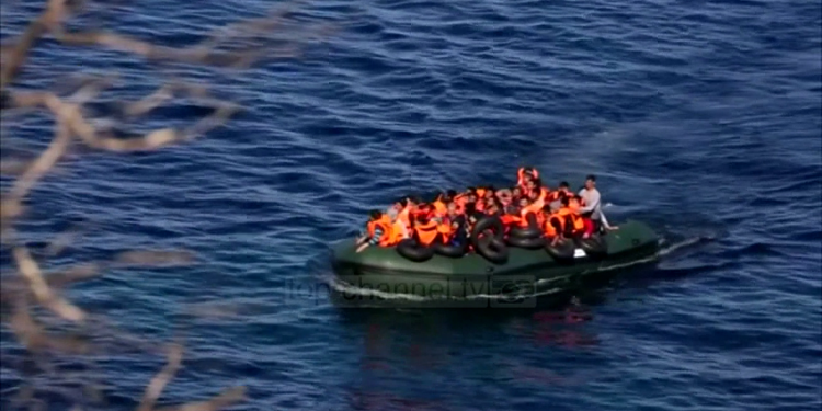 “Mur” në det për emigrantët/ Propozimi i qeverisë greke, opozita e Tsipras ironizon