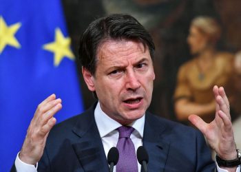 Fjalimi i kryeministrit italian Conte: Nuk i imagjinoja kurrë kamionët e ushtrisë me arkivole, armiku është i padukshëm, hyn në shtëpi dhe ndan familjen
