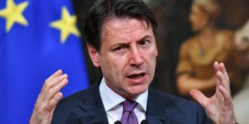 Fjalimi i kryeministrit italian Conte: Nuk i imagjinoja kurrë kamionët e ushtrisë me arkivole, armiku është i padukshëm, hyn në shtëpi dhe ndan familjen